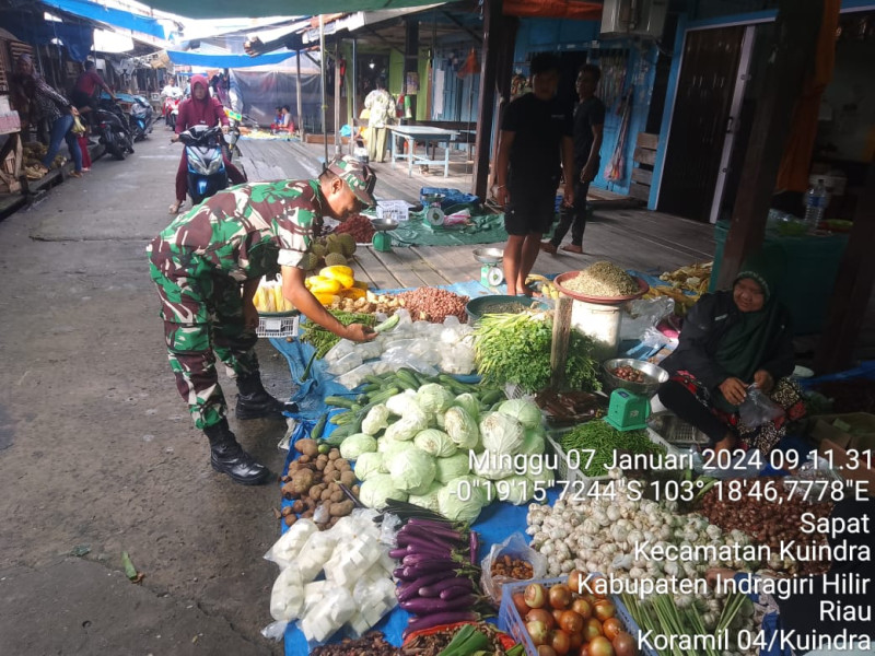 Babinsa Koramil 04/Kuindra Kembali Turun Ke Pasar Untuk Mendengarkan Keluhan Dari Pedagang