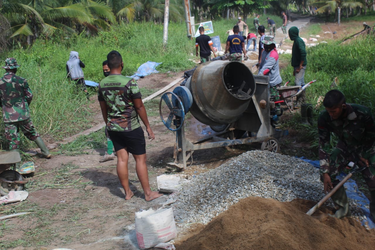 Kades Terusan Beringin Jaya Kerahkan Masyarakatnya Untuk Bantu Satgas