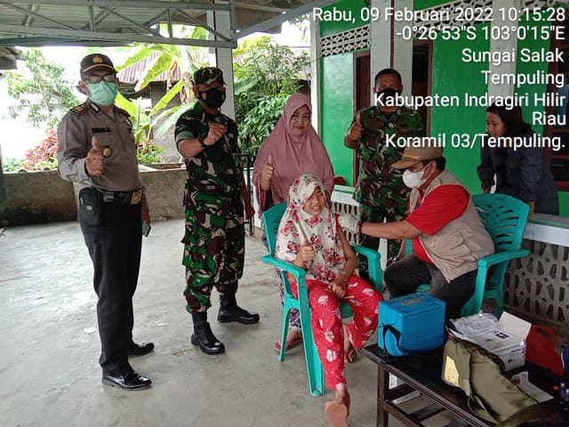Babinsa 03/Tempuling Dampingi Penyuntikan Vaksinasi Masyarakat Kelurahan Sungai Salak Covid-19 Dosis