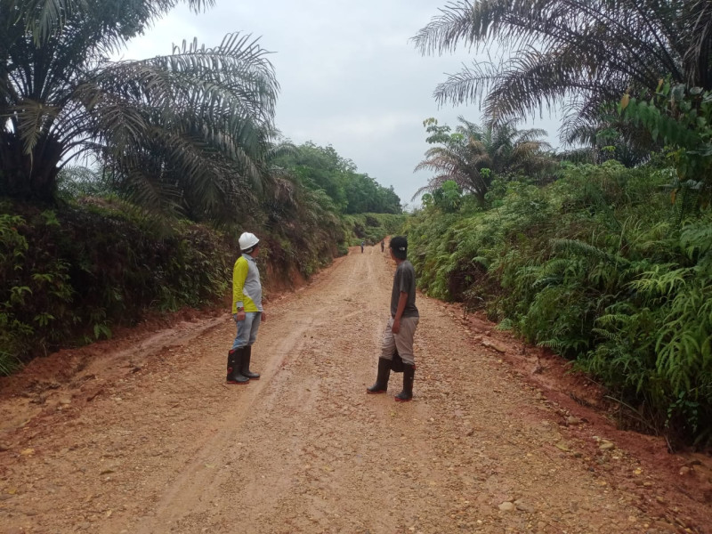 Anggota Satgas TMMD bersama Petugas PUPR Lakukan Uji Standarisasi Ketebalan Jalan