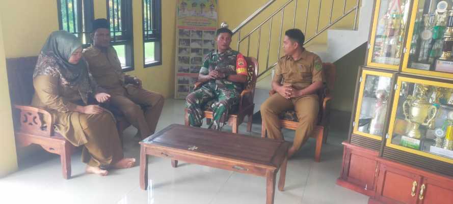 Babinsa Koramil 09/Kemuning Mempererat Hubungan Mitra Kerja Dengan Aptur Desa