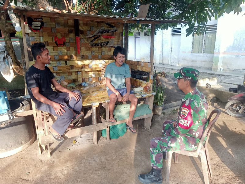 Babinsa Koramil 09/Kemuning Jalin Kedekatan dan Kebersamaan Dengan Warga Setempat