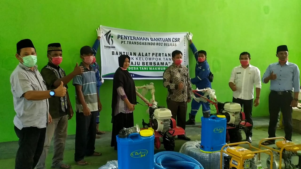 Pimpinan DPRD Inhu Serahkan CSR PT TGI di Desa Tani Makmur, Ini Harapannya