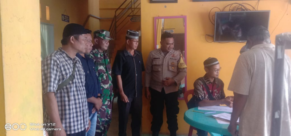 Beri Rasa Aman, Babinsa 03/Tpl Dampingi Penyaluran BLT DD