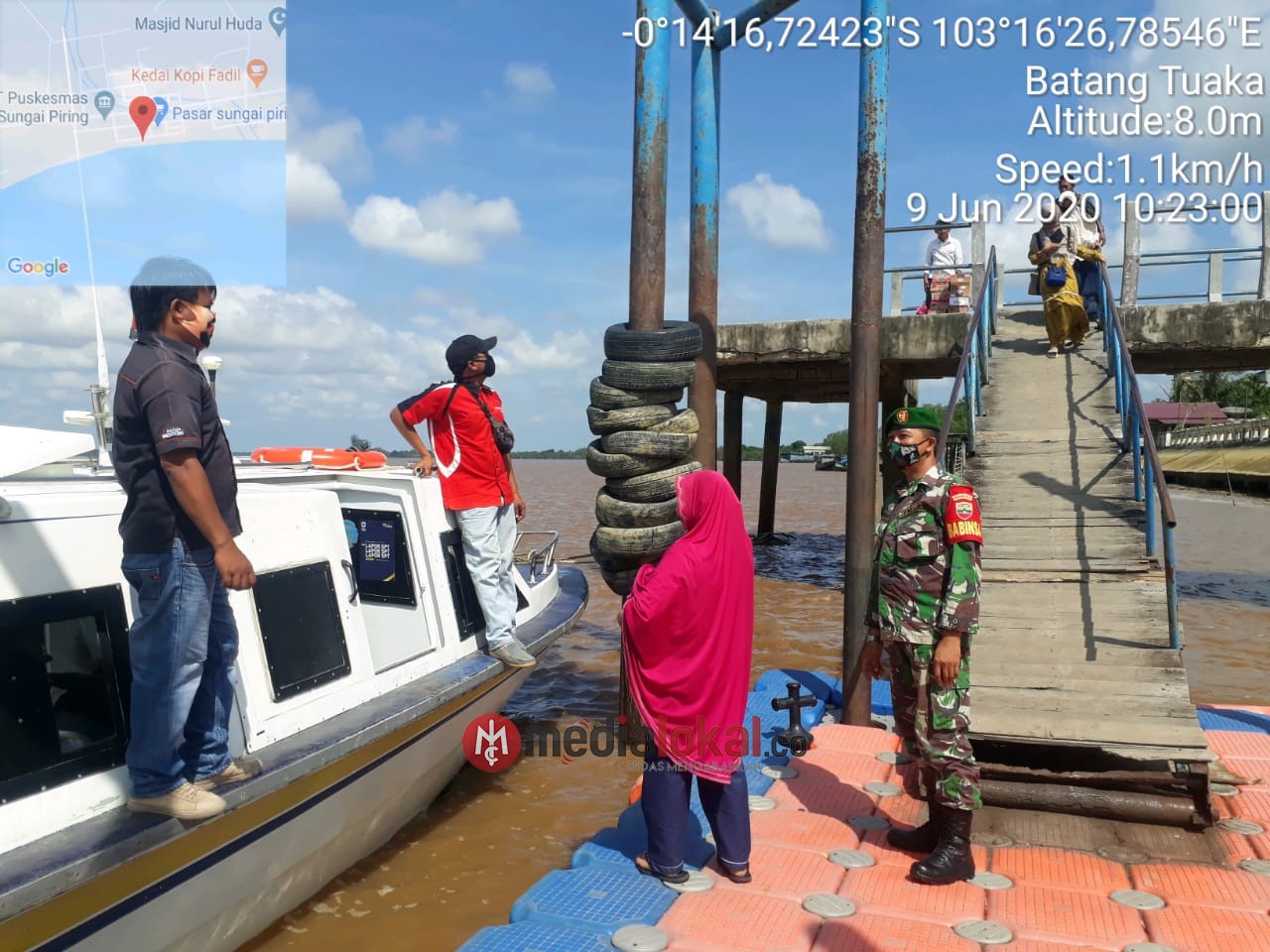 Babinsa Sungai Piring Koramil 12/Batang Tuaka Lakukan Penegakkan Disiplin Covid-19 Transportasi Laut