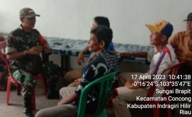 Babinsa Koramil 04/Kuindra Ciptakan Situasi Yang Aman di Desa Binaan