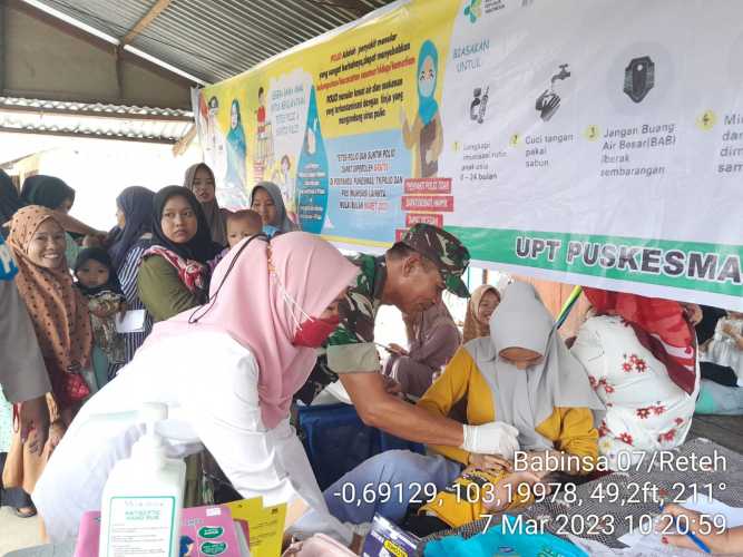 Pelaksanaan Komsos Pemantau Pemberian Vaksin Polio Oleh Pelda Nofiandi
