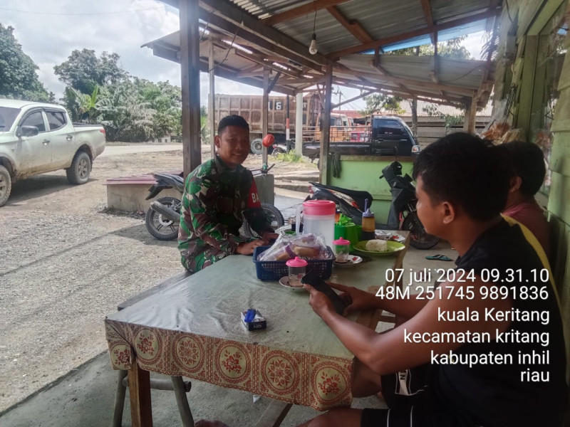 Babinsa Sertu Refi Nasution Rutin Jalankan Komsos Dengan Masyarakat Setempat