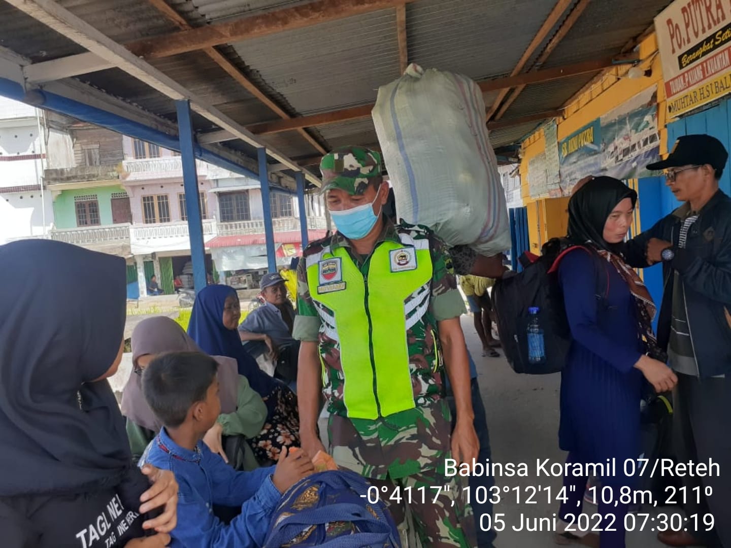 Posko Penegakan Disiplin Prokes Pada Penumpang LKMD Oleh Babinsa Koramil 07/Reteh