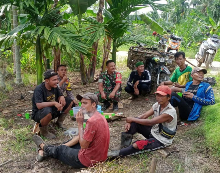Manfaatkan Waktu Istirahat, Babinsa 03/Tpl Dan Bhabinkamtibmas Melaksanakan Komsos Dengan Petani Sambil Minum Air Kelapa Muda