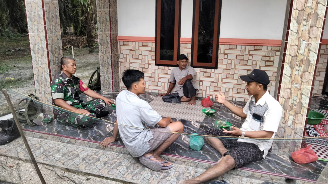 Babinsa Koramil 09/Kmg Bersama Tokoh Masyarakat Jalin Kebersamaan dan Tali Silaturahmi Di Binaan