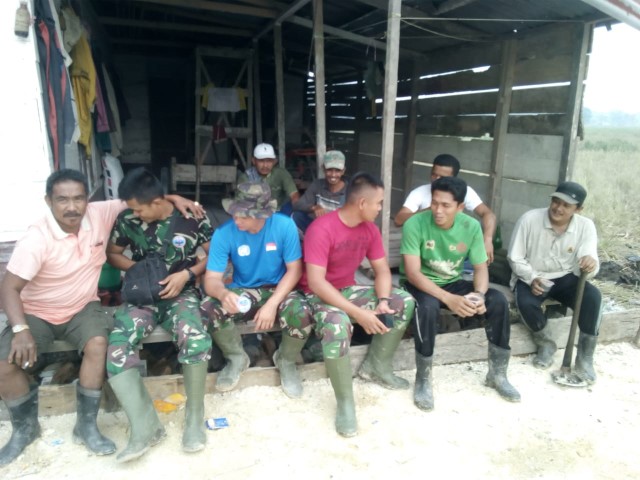 Ketika Satgas TMMD ke-106 Kodim 0314/Inhiil dan Warga Saling Berbagi Pengalaman