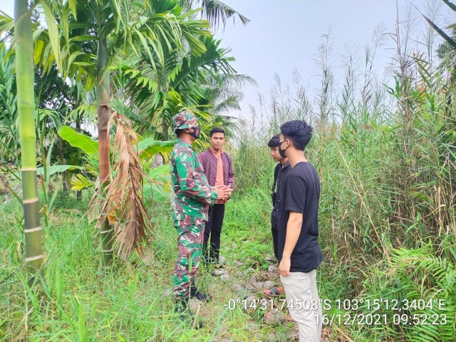 Personel TNI Koramil 12 Batang Tuaka dan Warga Gelar Patroli Lahan dari Karhutla