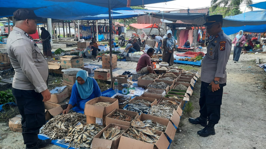 Polsek Kempas Ajak Pedagang Sukseskan Pemilu 2024.