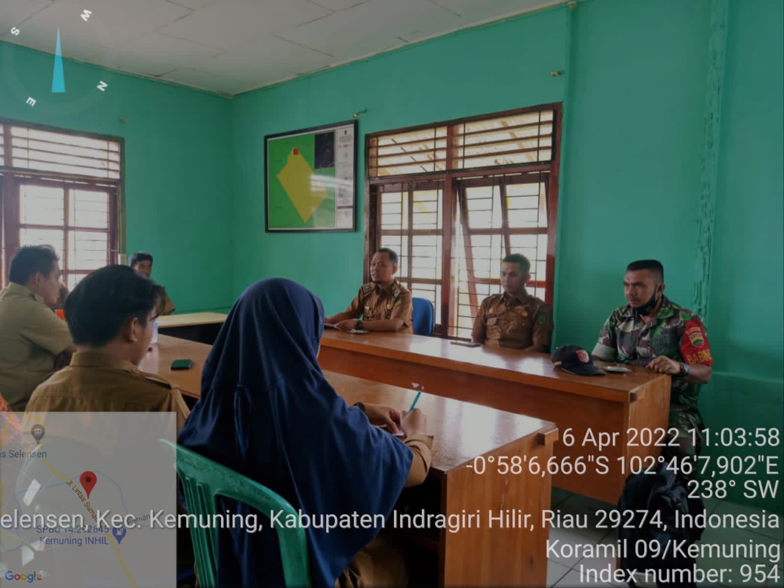 Perkuat Kerjasama, Babinsa Koramil 09/Kemuning Komsos di Desa Batu Ampar