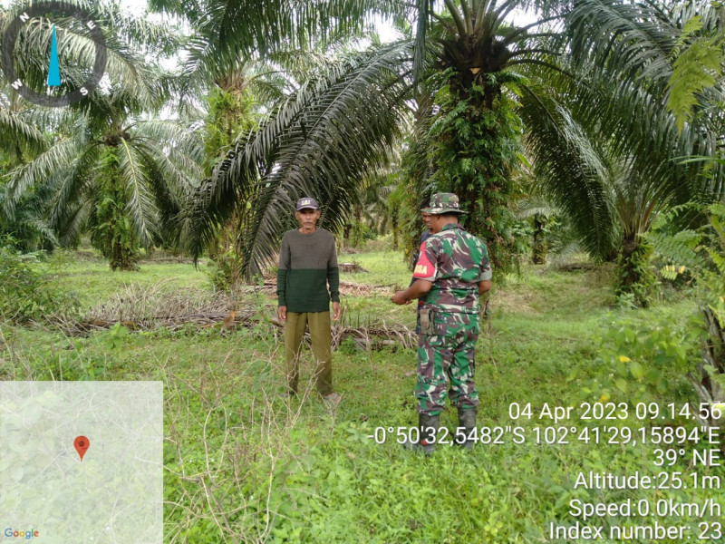 Babinsa Koramil 09/Kemuning Tetap Turun Ke Wilayah Untuk Patroli