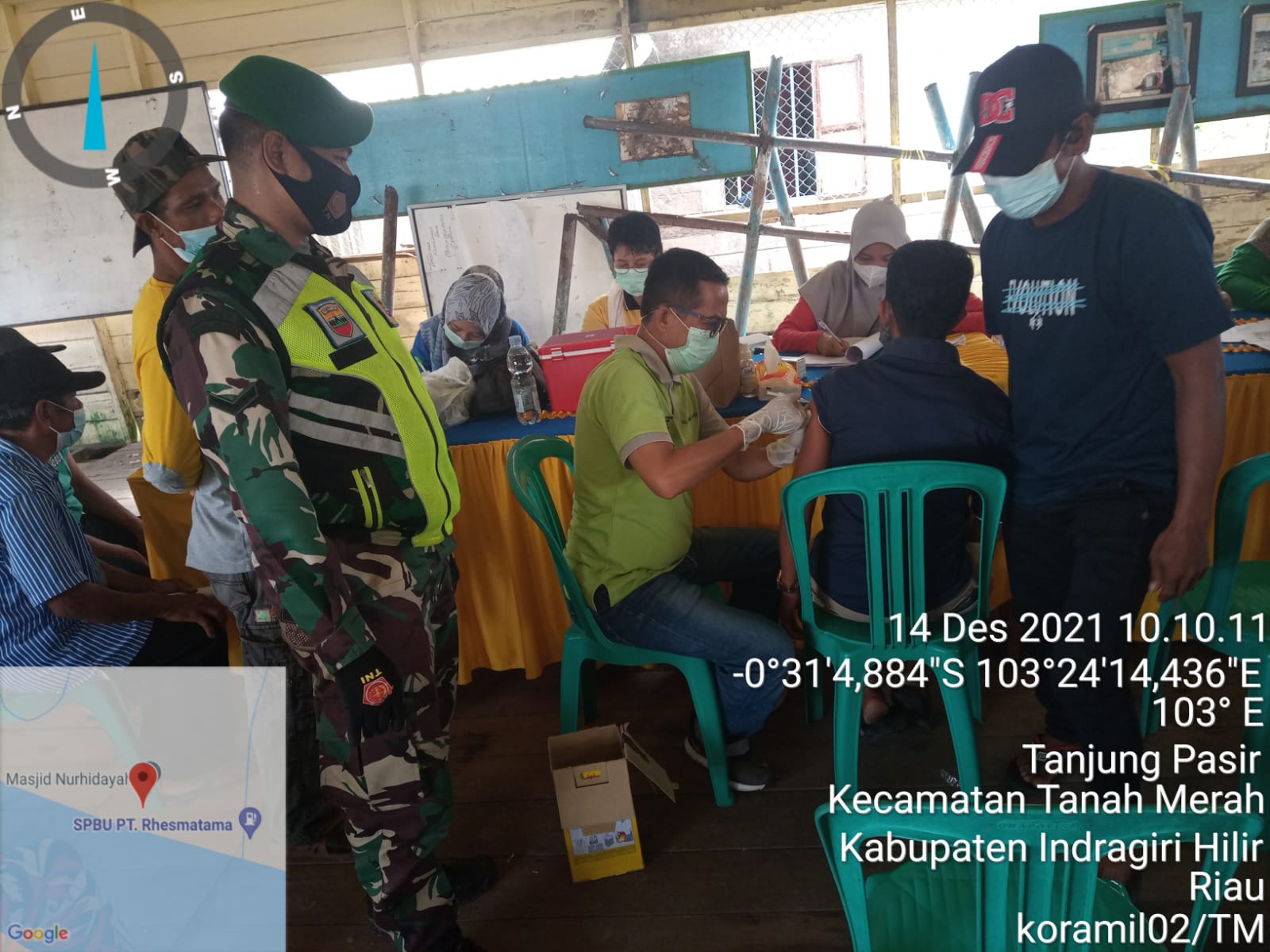 Babinsa Serda M Ade P Bantu Percepat Vaksinasi di Desa Tanjung Pasir