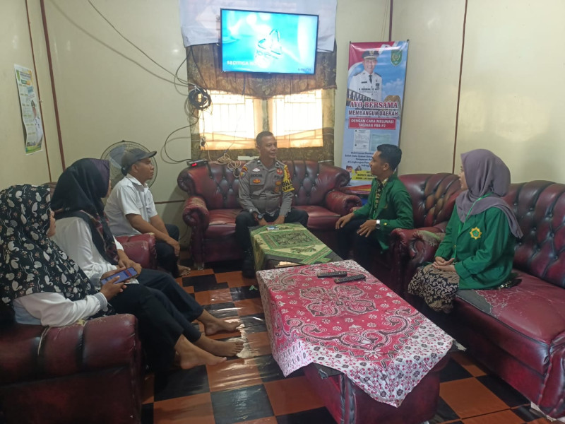 Bhabinkamtibmas Desa Teluk Sungka Aipda Andromik Sosialisasikan Bahaya Judi Online Kepada Perangkat Desa Dan Warga