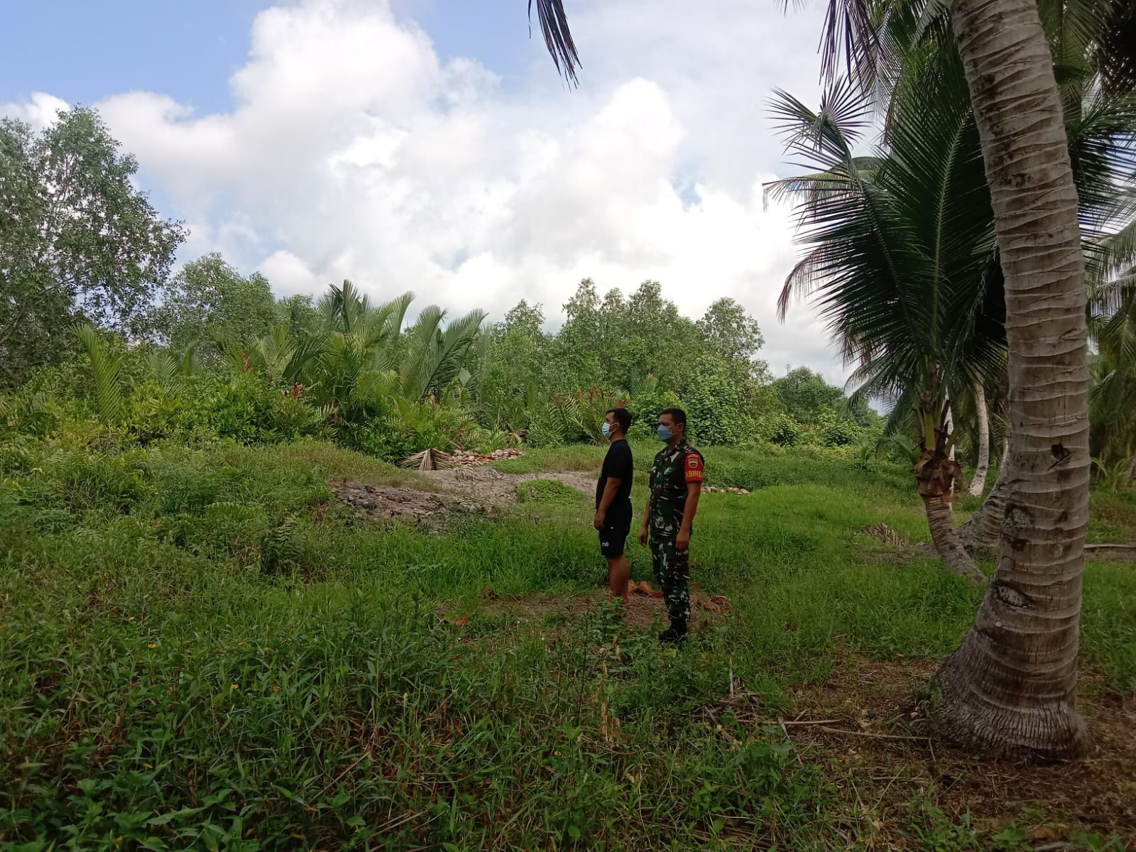 Babinsa Koramil 04/Kuindra Sosialisasi Pencegahan Karhutla di Seputaran Paret Musyawarah