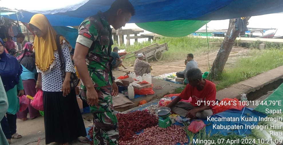 Tingkatkan Stok Selama Ramadhan, Babinsa Koramil 04/Kuindra Laksanakan Hanpangan Bersama Pedagang Pasar Tradisional