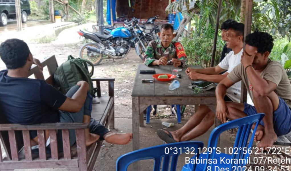 Babinsa Sungai Batang Serka Yadiyanto, Gelar Komsos untuk Perkuat Hubungan dengan Masyarakat