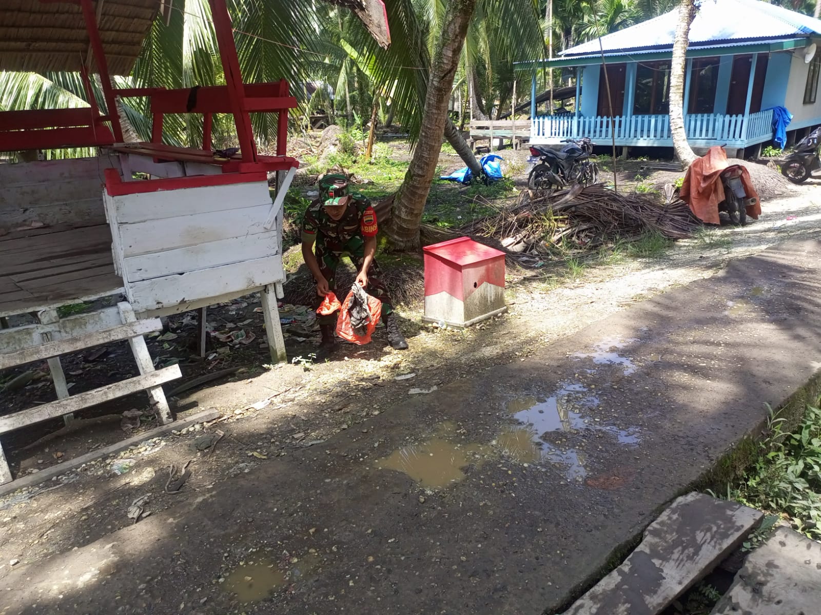 Babinsa Koramil 04/Kuindra Pratu Feri Ratnayasa Melaksanakan Gotong Royong