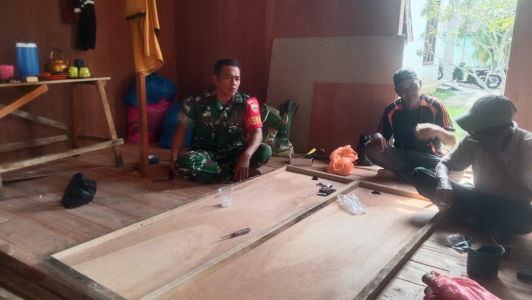 Ada dalam Semua Suasana Warganya, Babinsa Koramil 04/Kuindra Rutin Lakukan Komsos