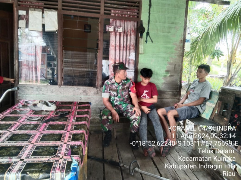 Ciptakan Suasana Yang Harmonis, Babinsa Koramil 04/Kuindra Berikan Ucapan Selamat Hari Raya Idul Fitri Kepada Masyarakat