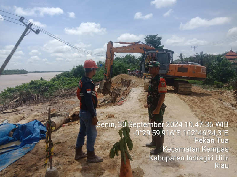 Babinsa Koramil 03/Tpl Kawal Alat Berat Perbaiki Jalan Longsor