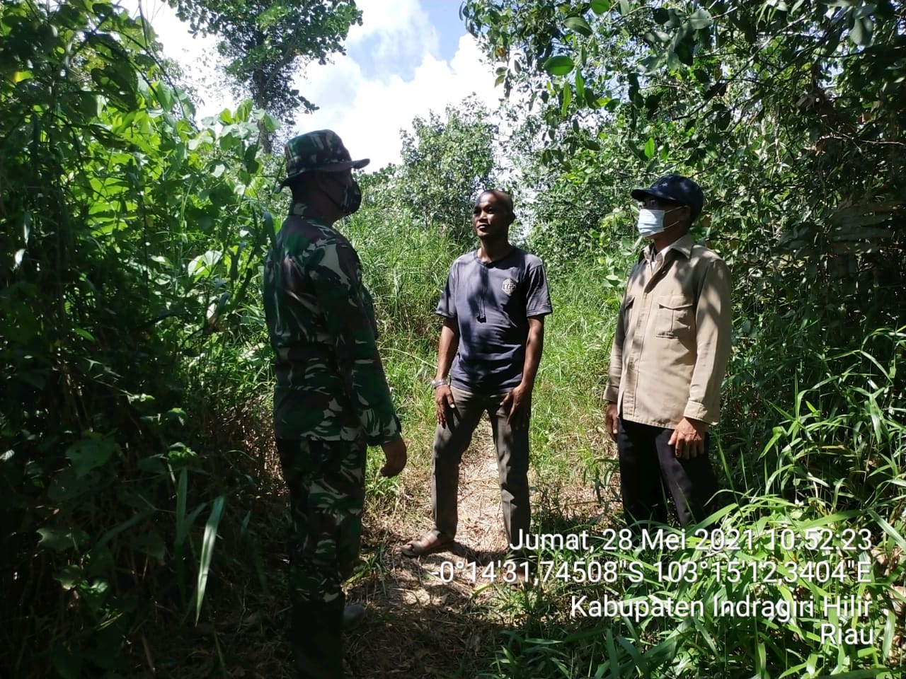 Anggota Koramil 12/Batang Tuaka Serda P Sitompul Patroli Karhutla di Desa Tasik Raya