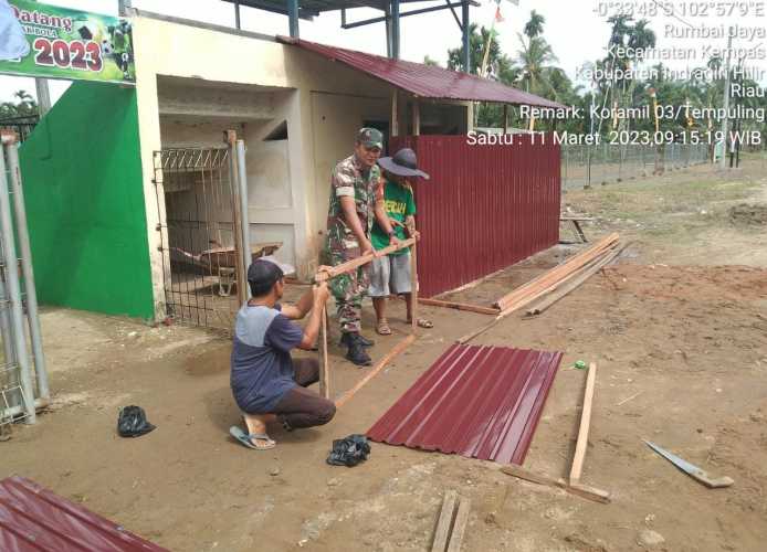 Dukung Pengembangan Olahraga, Babinsa 03/Tpl Bantu Benahi Lapangan Bola Kaki