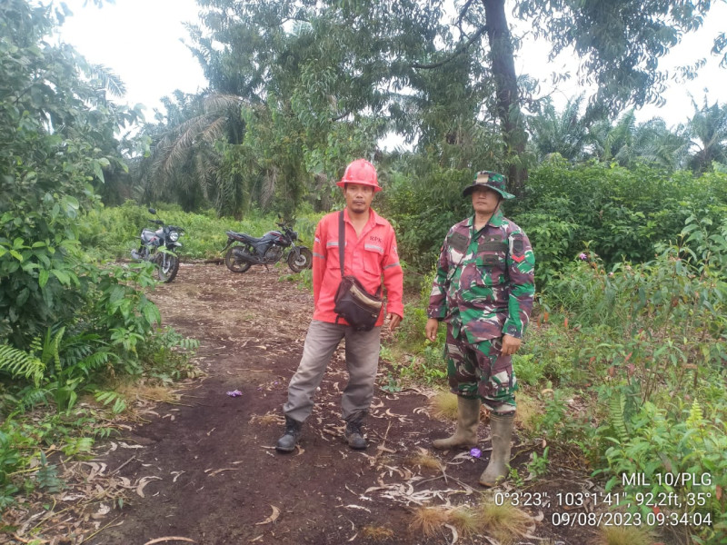 Pelaksanaan Patroli Rutin Terus Dilakukan Babinsa Koramil 10/Pelangiran Guna Pencegahan Kebakaran