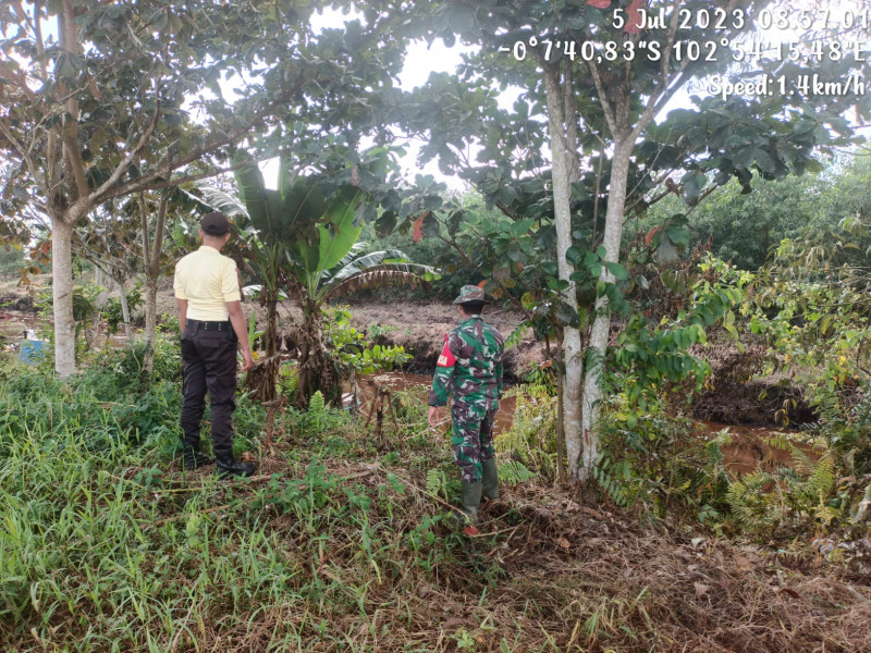 Babinsa Koramil 05/Gas Praka Candra Manto Patroli Rutin Lakukan Sosialisasi Karhutla