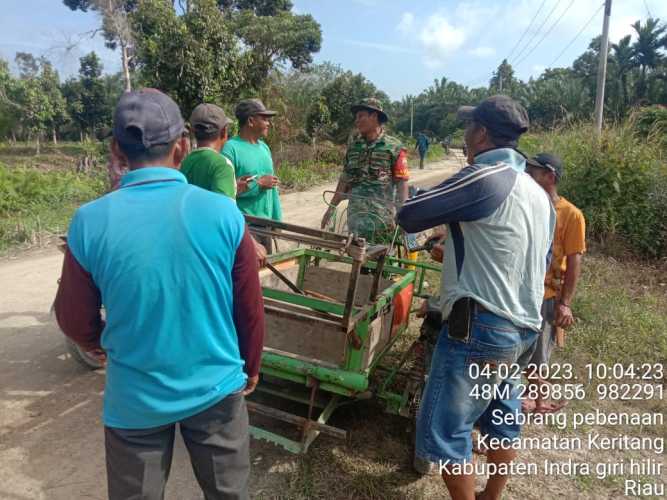 Babinsa Koramil 09/Kemuning Terus Lakukan Pembersihan Terhadap Desa