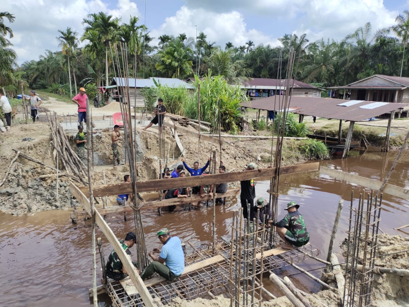 Babinsa Koramil 09/Kemuning Laksanakan Karya Bhakti di Binaan