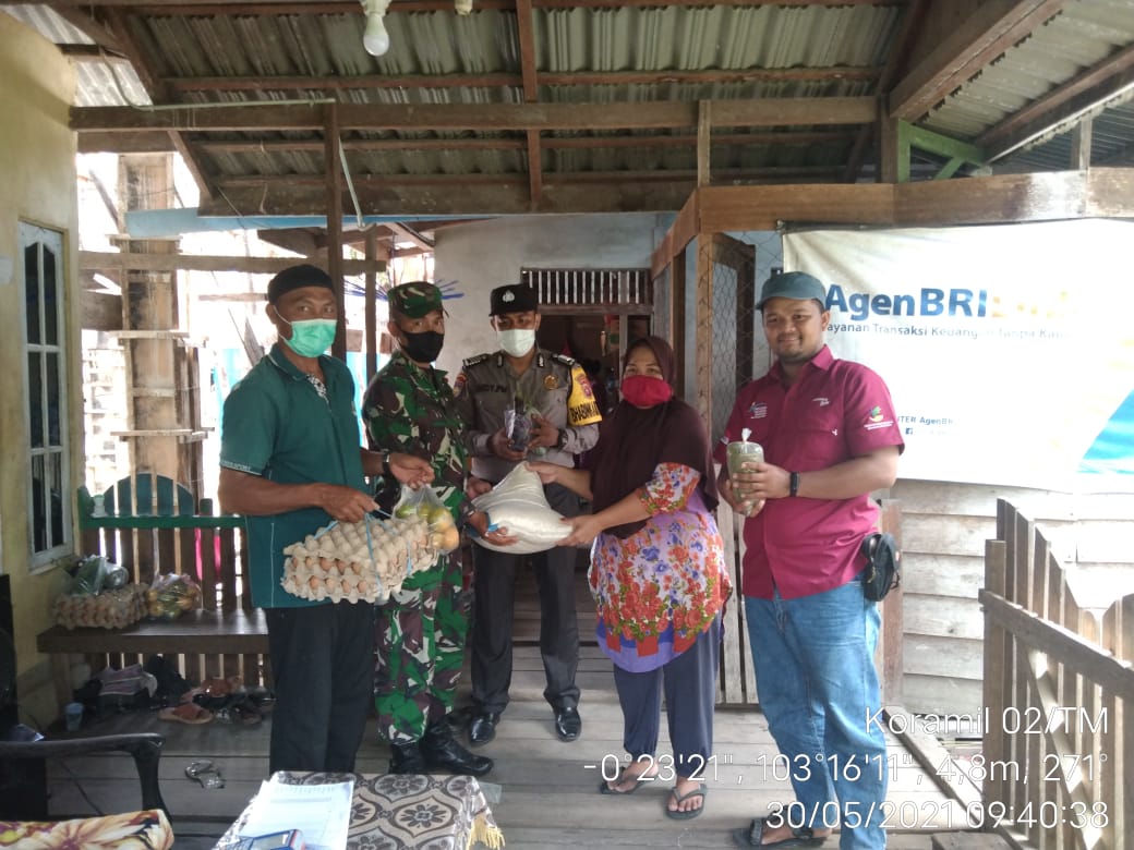 Babinsa Koramil 02/Tanah Merah Dampingi Penyaluran BSP di Tekulai Bugis