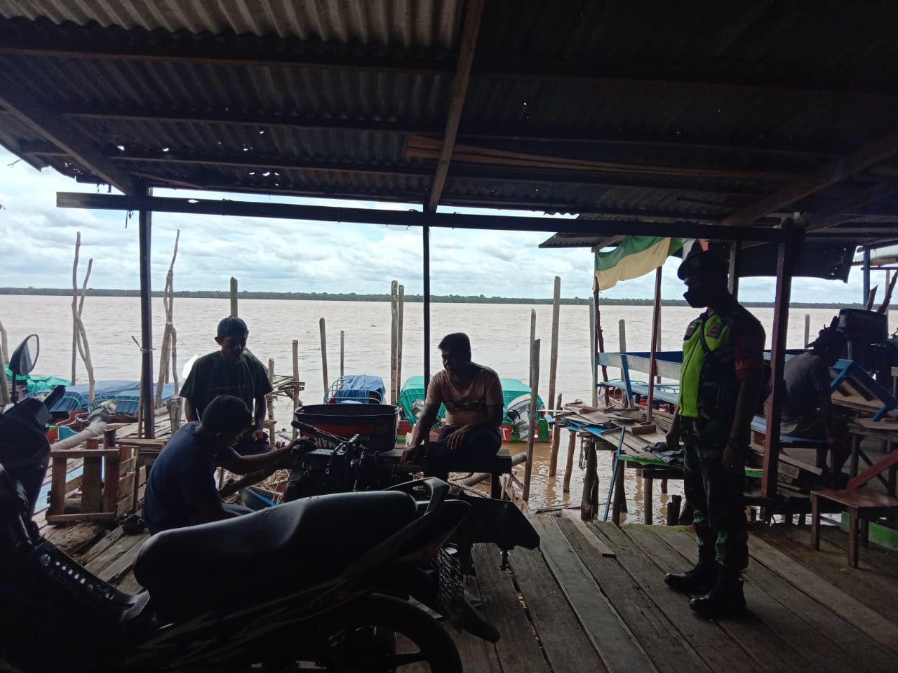 Anggota Koramil 04/Kuindra Patroli Prokes Di Beberapa Tempat Keramaian