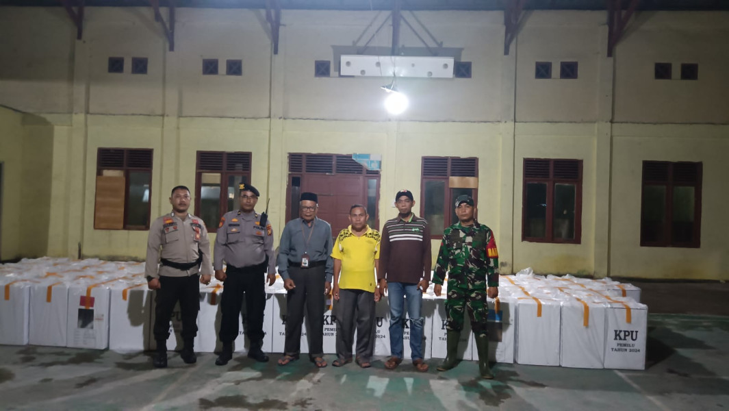 Personil TNI Koramil 05/Gas Kawal dan Amankan Kedatangan Logistik Pemilu 2024