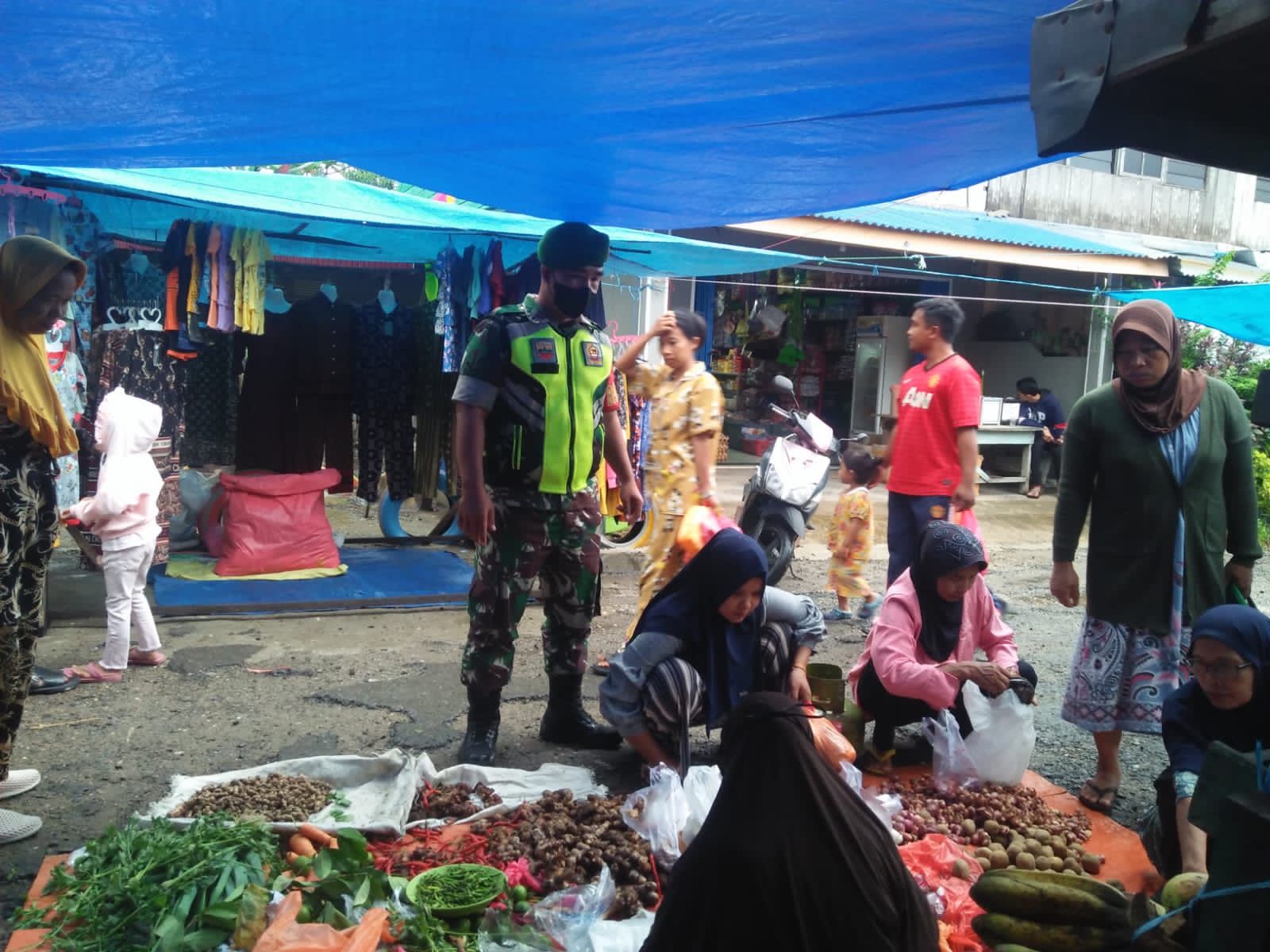 Penegakan Disiplin Protokol Kesehatan di Sekitar Pelabuhan Oleh Serda Mas Yayat