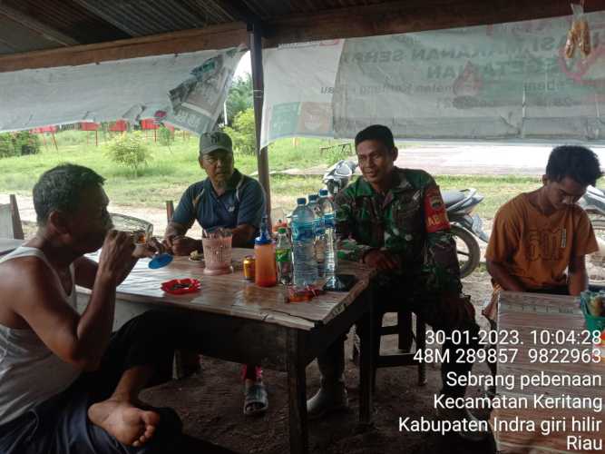 Jalin Kekompakan dan Kedekatan Bersama Babinsa Koramil 09/Kemuning dan Warga