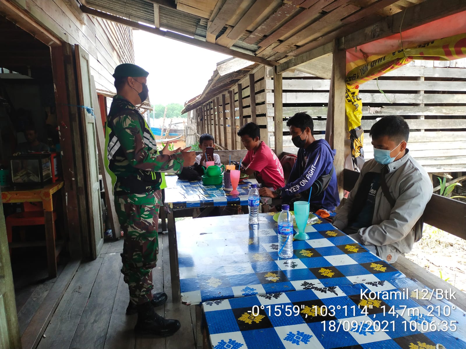 Terus Gencar Sosialisasi Protokes, Babinsa Koramil 12/Batang Tuaka Komsos ke Warga