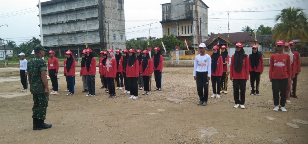 Babinsa Koramil 07/Reteh Latih Paskibra untuk Peringatan HUT RI ke-80