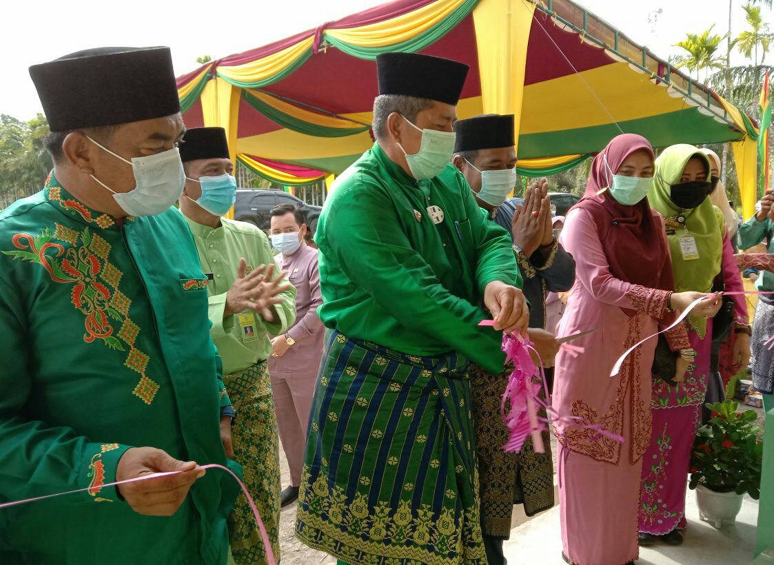 Bupati Alfedri Resmikan Gedung Bapekam Merampan Hilir dan Tanam Pohon Penghijauan