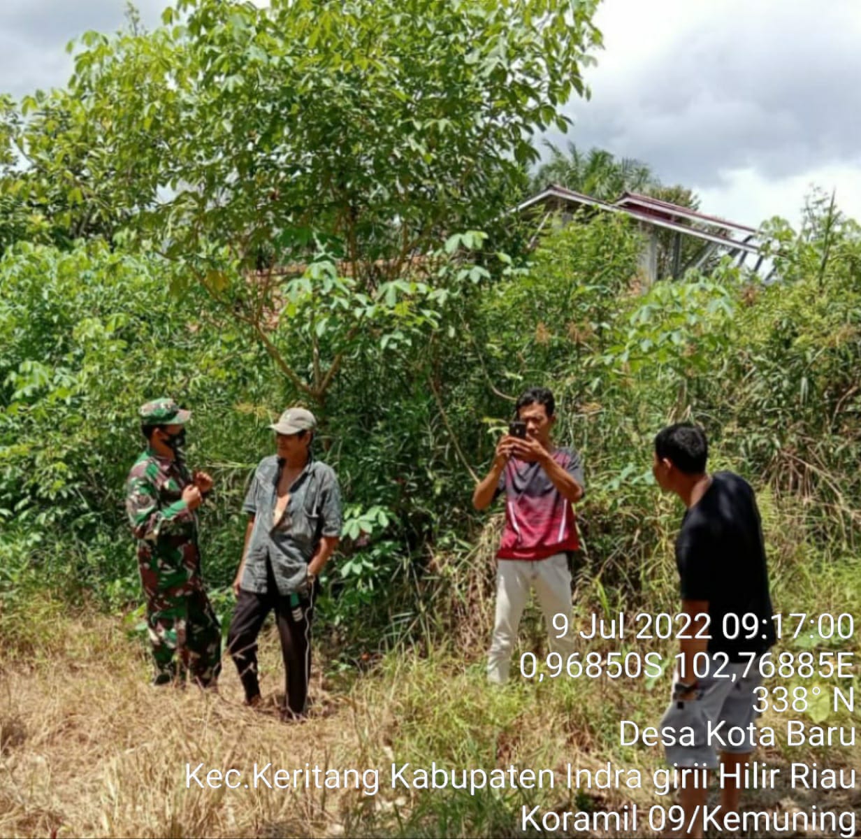 Selalu Ingatkan Warga Untuk Selalu Membersihkan Lahan Yang Dilakukan Oleh Babinsa Koramil 09/Kemuning