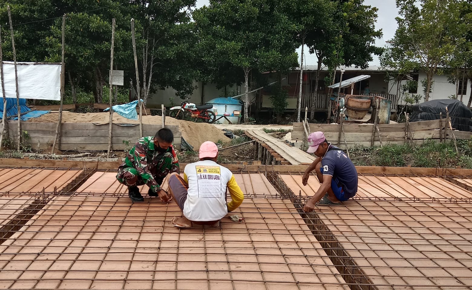 Kebersamaan Babinsa Koramil 04/Kuindra Bersama Warga di Desa Binaan