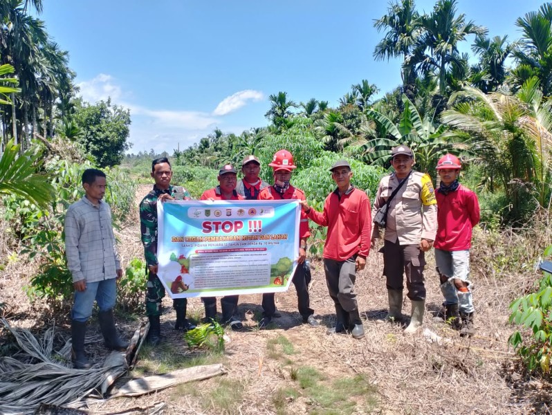 Cegah Kebakaran, Babinsa Koramil 05/Gas Serda Ricky Bersama Masyarakat Melaksanakan Kegiatan Patroli Sekaligus Himbau  Karlahut