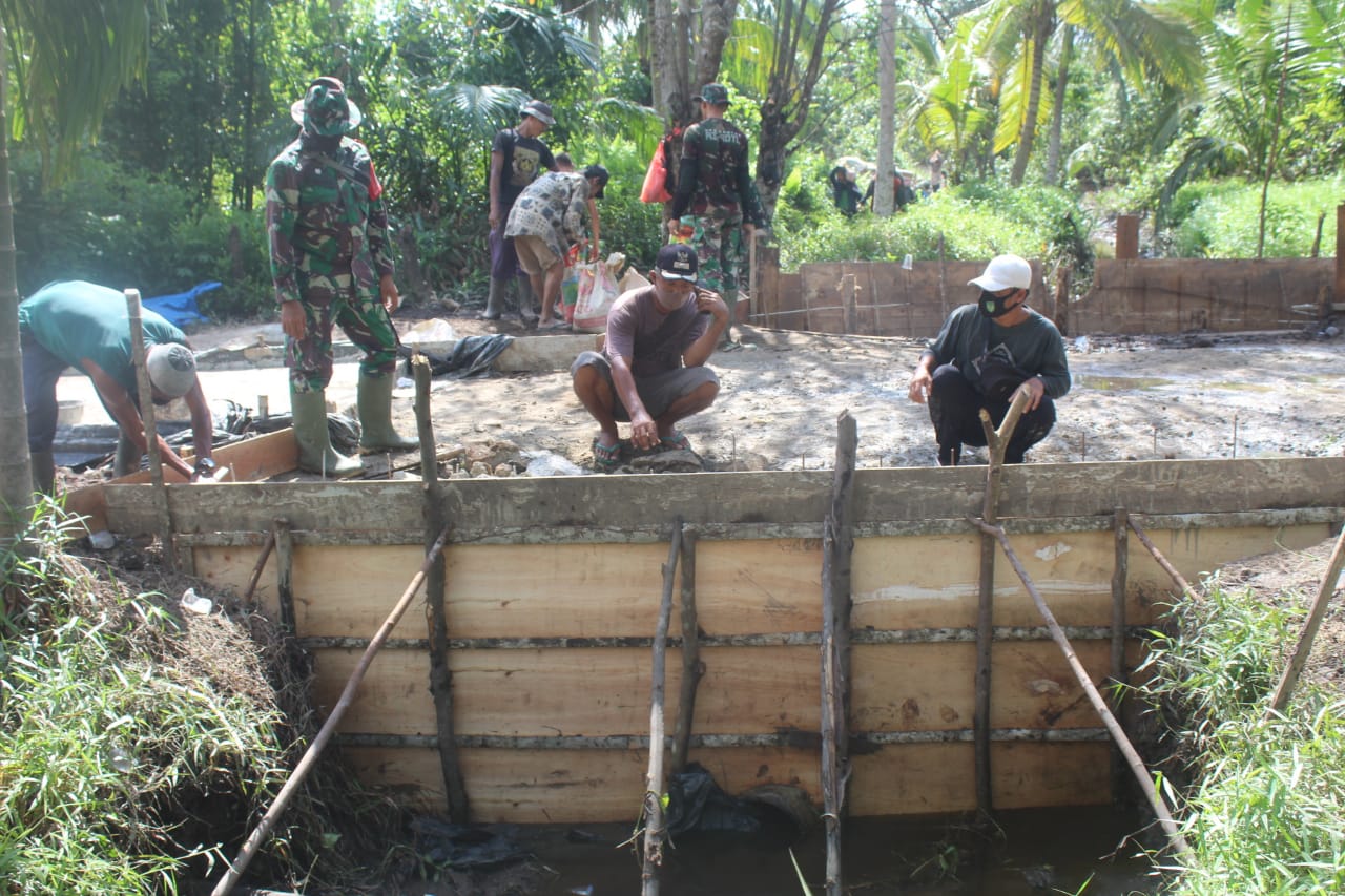 Pembuatan Dinding Box Cuilvert Desa Teluk Bunian Terus Digesa Satgas TMMD ke-111 Kodim 0314/Inhil