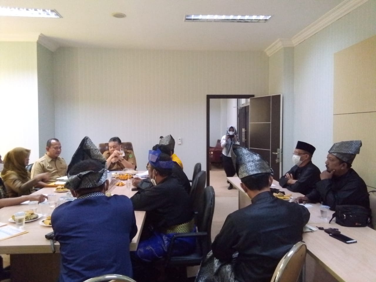 Soal Pembentukan Lembaga Adat Desa, LAMR Inhil Audiensi dengan Sekda dan Dinas PMD