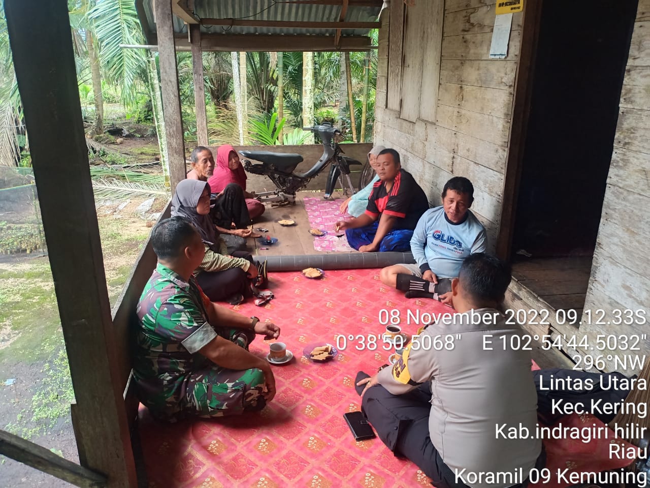 Babinsa Koramil 09/Kemuning Lakukan Komsos Dengan Aparat Desa