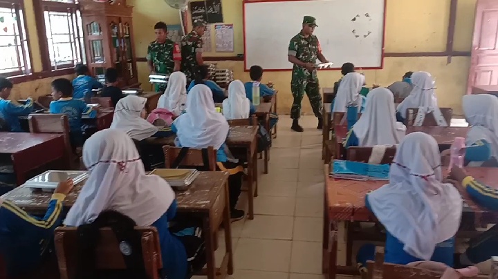 Babinsa Koramil 09/KMG Dampingi Tim SPPG Berikan Makan Bergizi Gratis